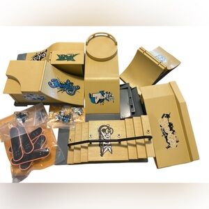 Fingerboard Skateboard Ramp and accessories toy set